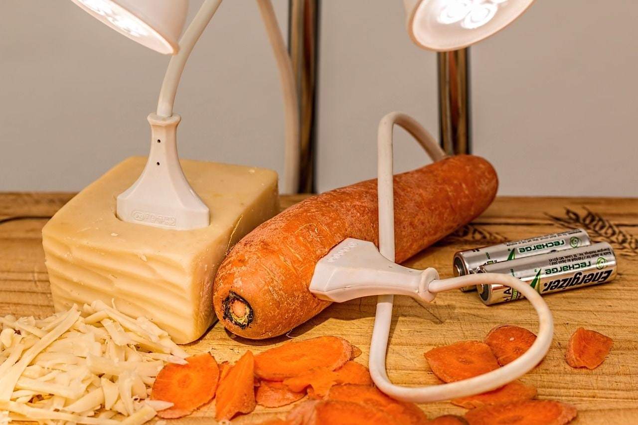 Akullinen aurinkosähköjärjestelmä omakotitaloon. Miksi ihmeessä?