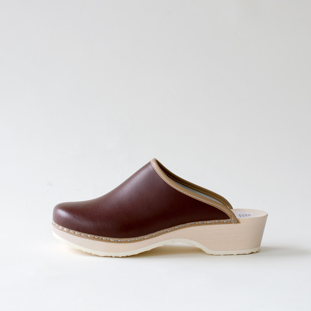 leather world designs clogs