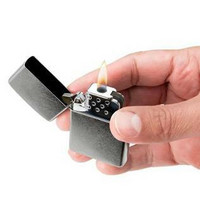 Zippo- Kaasusisus keltaisella liekillä, sytytin. Kaasu