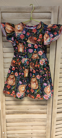 Satumainen nallemetsä mekko olkafrilloilla 90cm