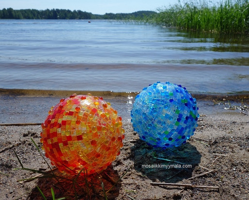 Isoja reiällisiä muovipalloja päällystetty akryylimosaiikeilla ja mininuggets-helmillä.