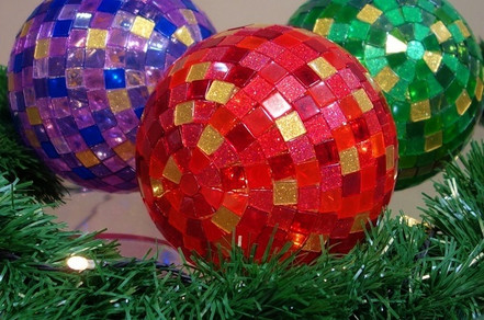 Vackra upplysta mosaikbollar.