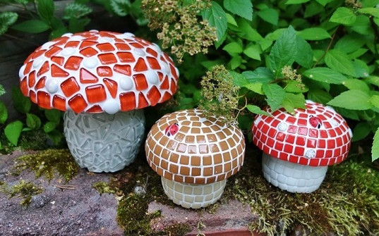 Mosaiikkisienet ovat upeita puutarhan koristeita.