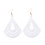 Puiset korvakorut, White Triangles with Lace Decoration
