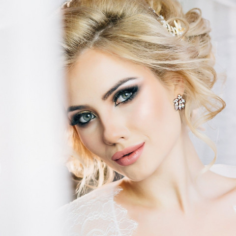 Kristallikorvakorut, ATHENA BRIDAL|Dainty Bella Earrings in Gold