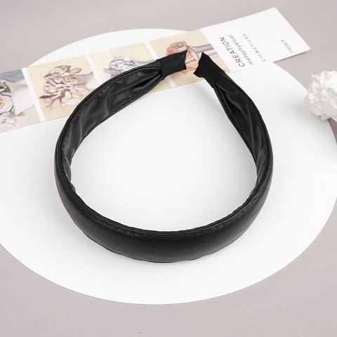 SUGAR SUGAR®, Wide Norah Hairband -musta keinonahka comfy-hiuspanta