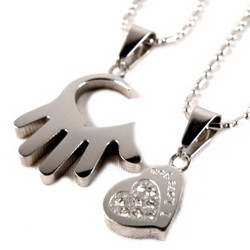 Best Friends/Rakkauskoru, Heart in Hand-kirurginteräsriipus