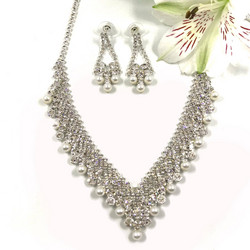 Korusetti, Strassikaulakoru ja korvakorut/Elegant Necklace with Pearls (helmi)