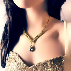 Strassikaulakoru, Beautiful Teardrop Necklace in Gold 