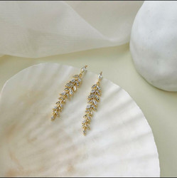 Juhlakorvakorut, ROMANCE|Elegant Leaf Earrings in Gold