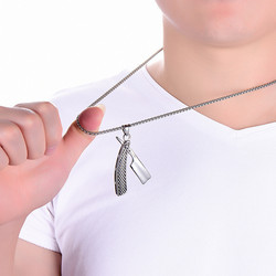Kirurginteräsriipus, Razor Pendant