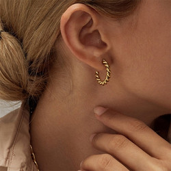FRENCH RIVIERA|Small Josie Hoops -teräksiset kierrerenkaat (kulta)