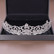 ROMANCE|Leonora -hopeanvärinen näyttävä kirkaskivinen tiara