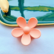 SUGAR SUGAR, Daisy Clip -persikansävyinen kukkahiusklipsi