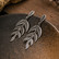 FRENCH RIVIERA|Feather -boheemit antiikkihopea sulkakorvakorut