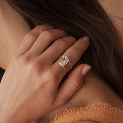 BOHM PARIS|Bague Rosie -opaalinhohtoinen kristallisormus (persikka)