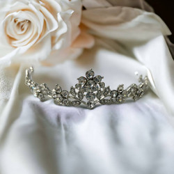 ROMANCE|Vintage Dreams -hopeanvärinen tiara kirkkailla kivillä