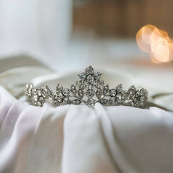 ROMANCE|Vintage Dreams -hopeanvärinen tiara kirkkailla kivillä