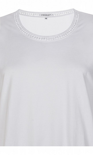 Zhenzi, valkoinen T-paita.