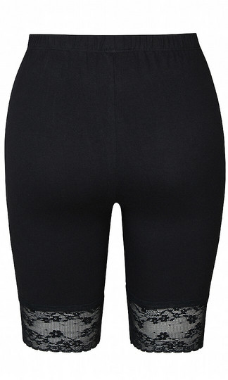 Ze-Ze Malus biker shortsit pitsireunalla. Vastaa normikokoa.
