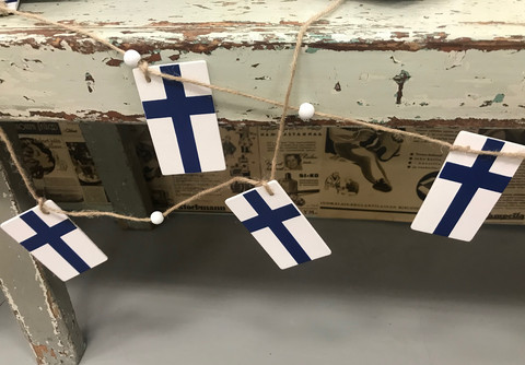 Weisten lippuketju, puiset Suomenliput