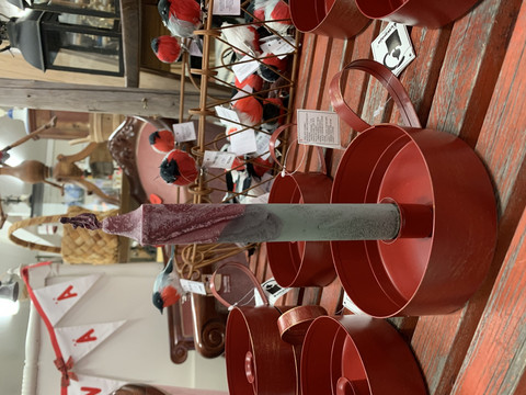 Puttipajan punainen metallinen kynttilänjalka, ns. yökynttiläjalka