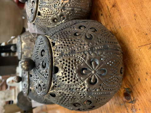 Kaunis, kannellinen purkki, pitsimäistä metallia, Chic Antique