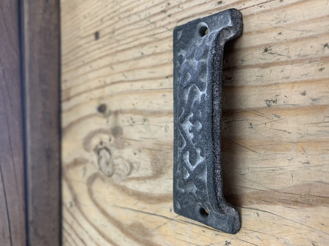 Upea, vanhanoloinen antiikinharmaa vedin metallia, Chic Antiquelta