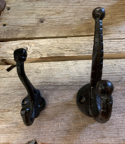 Valurautainen kaksiosainen koukku, ns. hattuhyllykoukku by Weiste