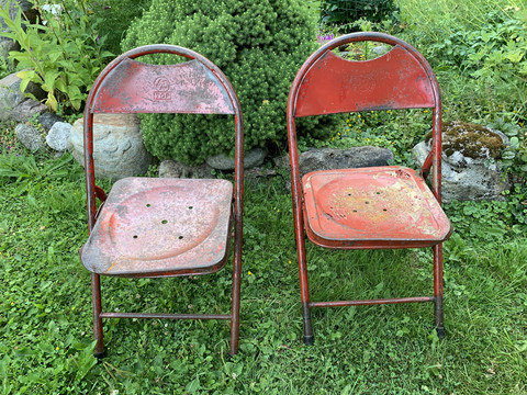Vanhat metalliset kahvilan tuolit Ranskasta, rekvisiittäkäyttöön