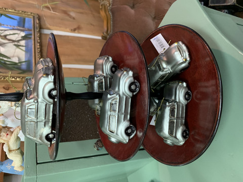 Lasinen auto ripustuslenkillä, kuusenkoriste by Chic Antique
