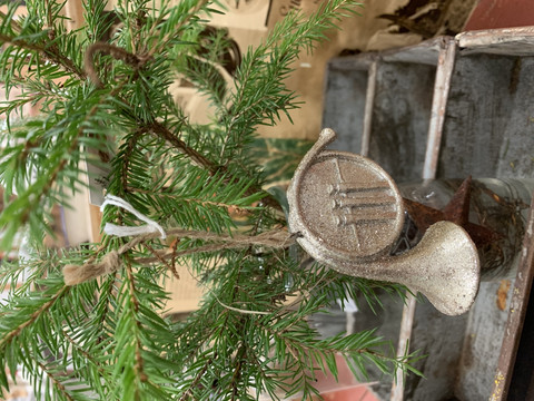 Käyrätorvi kuusenkoriste, glitteriä, hauska joulukoriste, Chic Antique