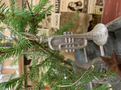 Trumpetti kuusenkoriste, shampanjanväriä ja glitteriä by Chic Antique