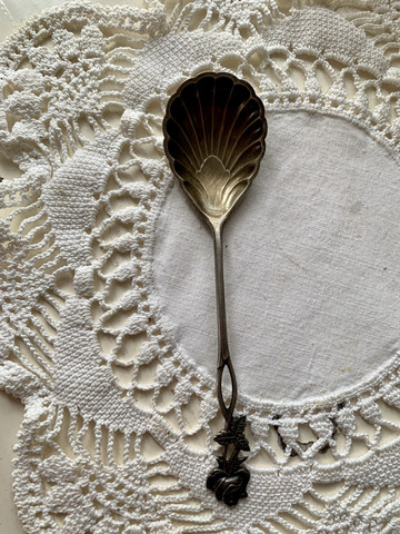 Vanha, ruusupäinen 813-leimattu kotimainen sokerilusikka hopeaa