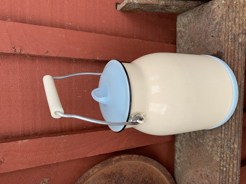 Käyttämätön maitokannu, maitohinkki, maitopäälari muovikannella