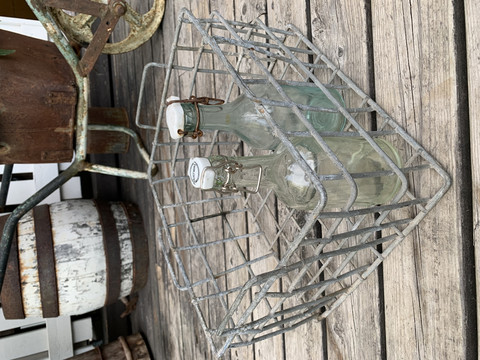 Vanha, painava metallinen kori, verkkokori, tukeva pullokori