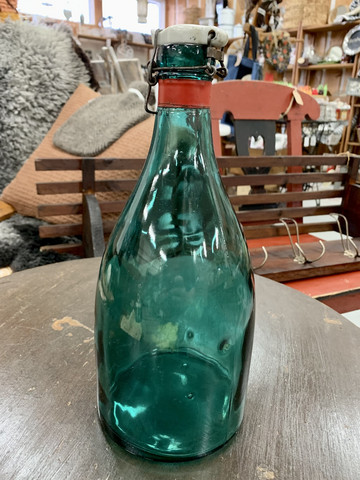Vanha, kauniin vihreä patenttikorkkinen suuri pullo