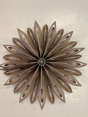 Upea tähti Chic Antiquelta, pahvia vaikka näyttää metallilta
