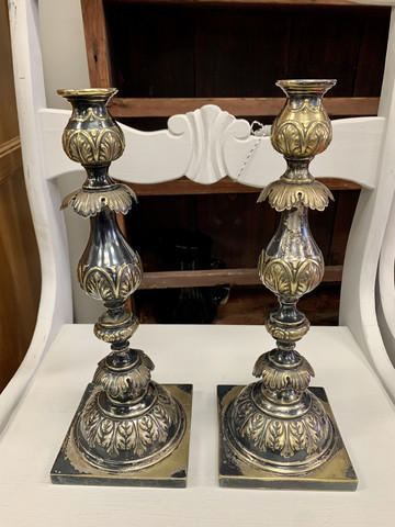 Näyttävät koristeelliset kynttilänjalat antiikkia, 2 kpl