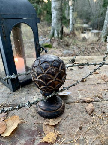Näyttävä, jallinen puinen käpykoriste, Chic Antique