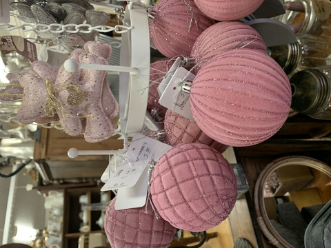 Vaaleanpunainen samettinen joulupallo, kuusekoriste, Weiste