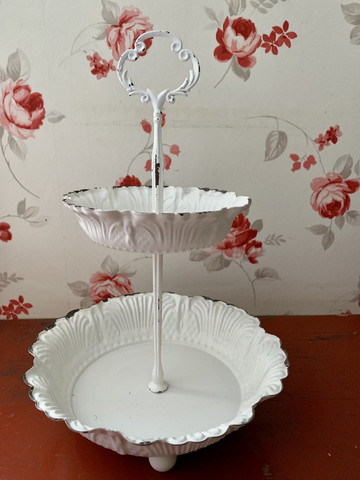 Uusvanha, koristeellinen kerrostarjotin metallia, Chic Antique, Tanska