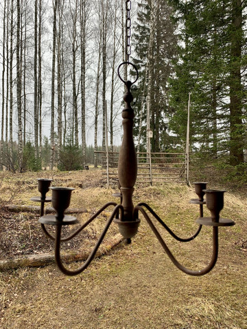 Siro, kaunis kynttiläkruunu kattoon, metallia ja puuta