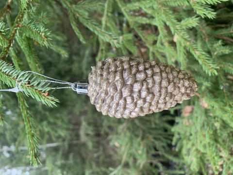 Lasinen, sampanjan värinen käpy kuusenkoriste, Weiste joulukoriste
