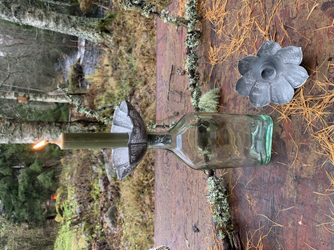 Metallinen, kukanmallinen kynttilänpidike pulloon, Chic Antique