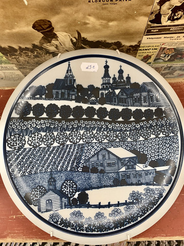 Arabian 100-vuotis´juhlalautanen, 102, design Raija Uosikkinen