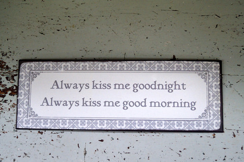Sisustuskyltti: Allways kiss me goodnight, always kiss me good morning