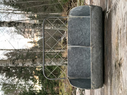 Sinkkihylly metalliverkkotaustalla