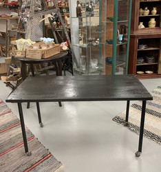 Rouhea pieni metallijalkainen tummanharmaa pöytä, tehdastyylli