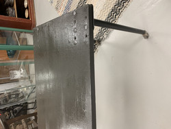 Rouhea pieni metallijalkainen tummanharmaa pöytä, tehdastyylli